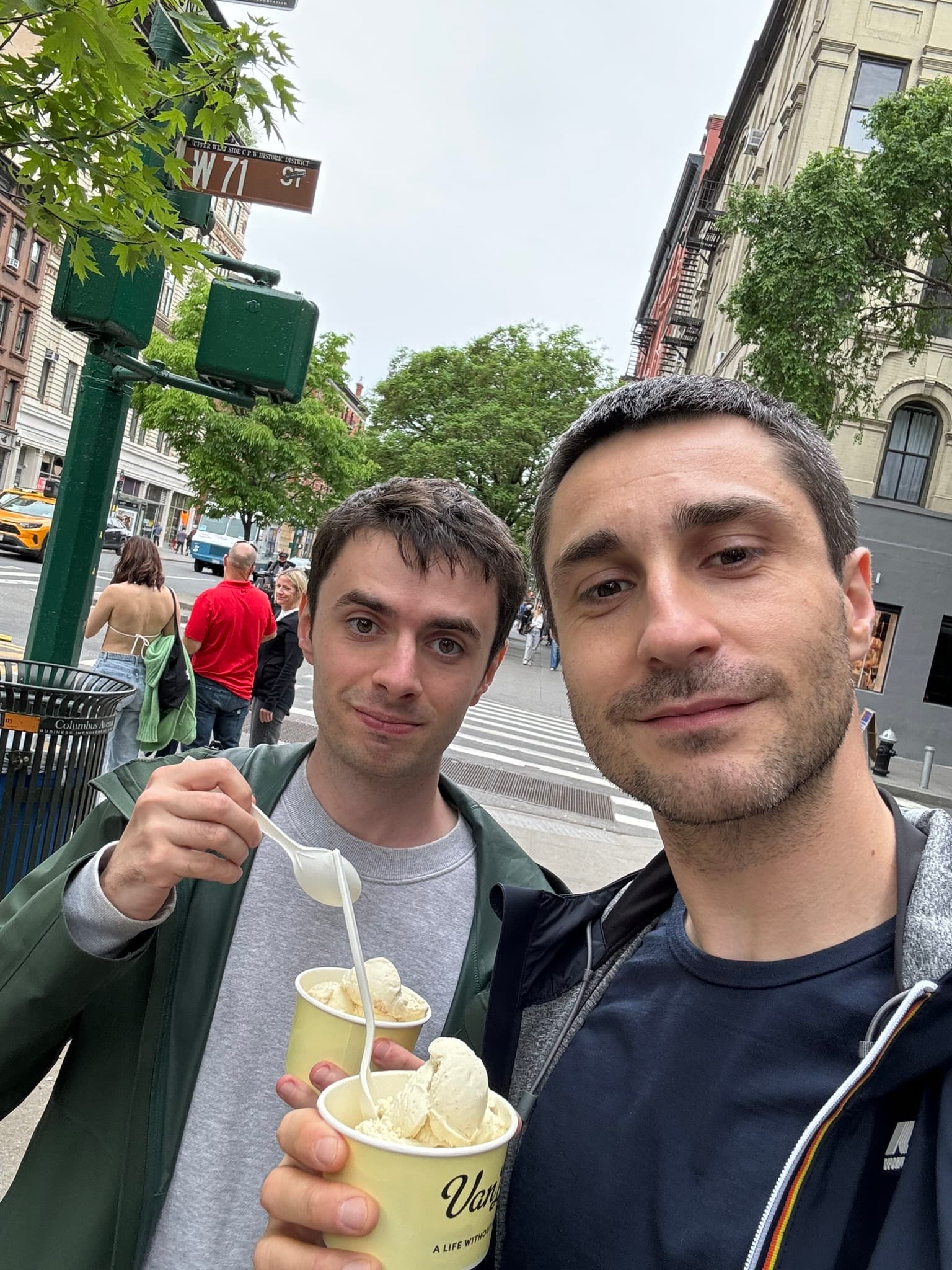 Théo et Chris et une glace